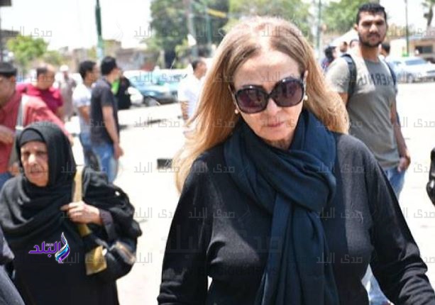 نجلاء فتحي في جنازة مديحة يسري نجلاء فتحي في جنازة مديحة يسري