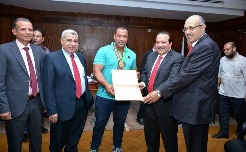 رئيس جامعة طنطا يكرم "الدبابة" رئيس جامعة طنطا يكرم "الدبابة"