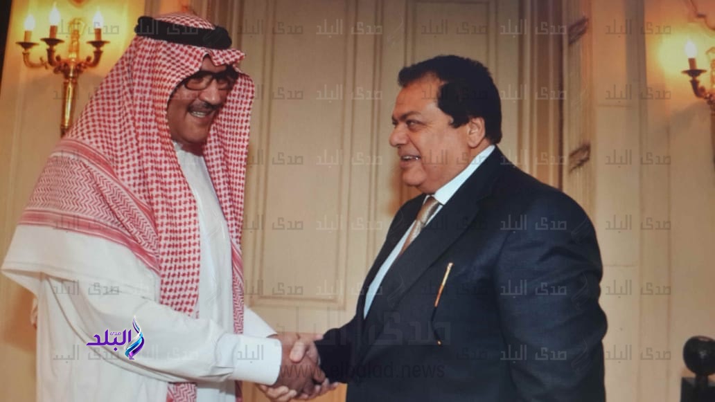 أبو العينين يصافح السفير السعودي في القاهرة أبو العينين يصافح السفير السعودي في القاهرة