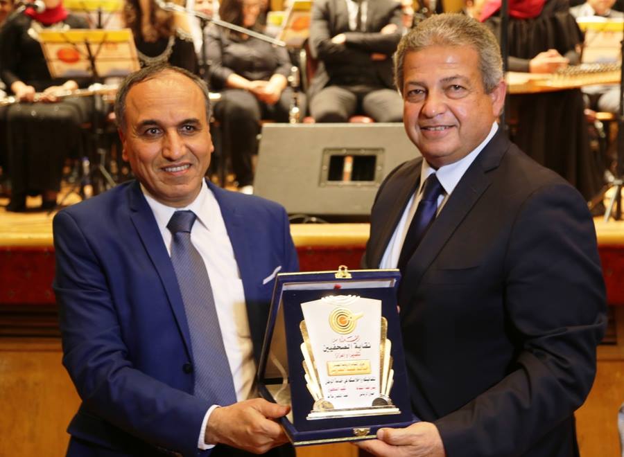 نقيب الصحفيين يكرم وزير الرياضة نقيب الصحفيين يكرم وزير الرياضة