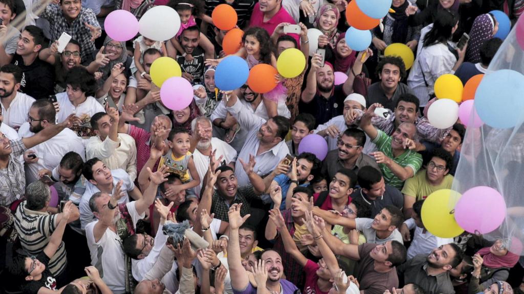 لحظات مرحة بعد صلاة عيد الفطر العام الماضي لحظات مرحة بعد صلاة عيد الفطر العام الماضي