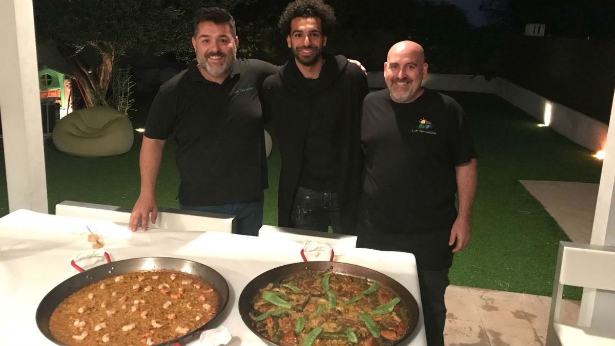 محمد صلاح وأخصائي العلاج الطبيعي ووجبة الباييلا محمد صلاح وأخصائي العلاج الطبيعي ووجبة الباييلا