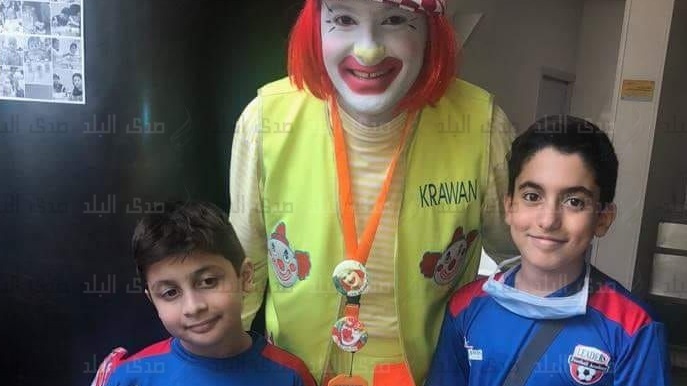 لاعبو أكاديمية ليدرز خلال زيارتهم مستشفي 57357 