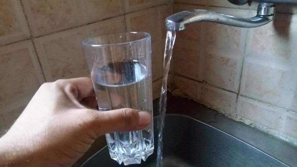 فحص عينات مياه الشرب - صورة أرشيفية