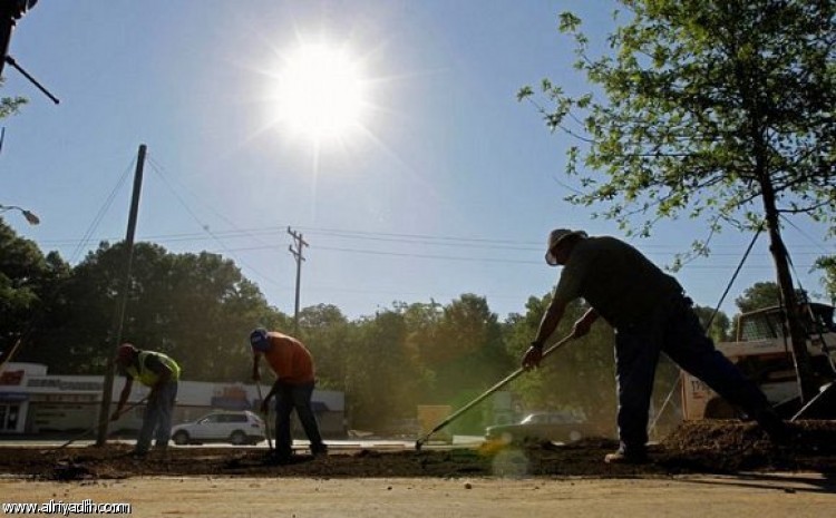 السعودية تصدر قرارا بحظر العمل تحت أشعة الشمس