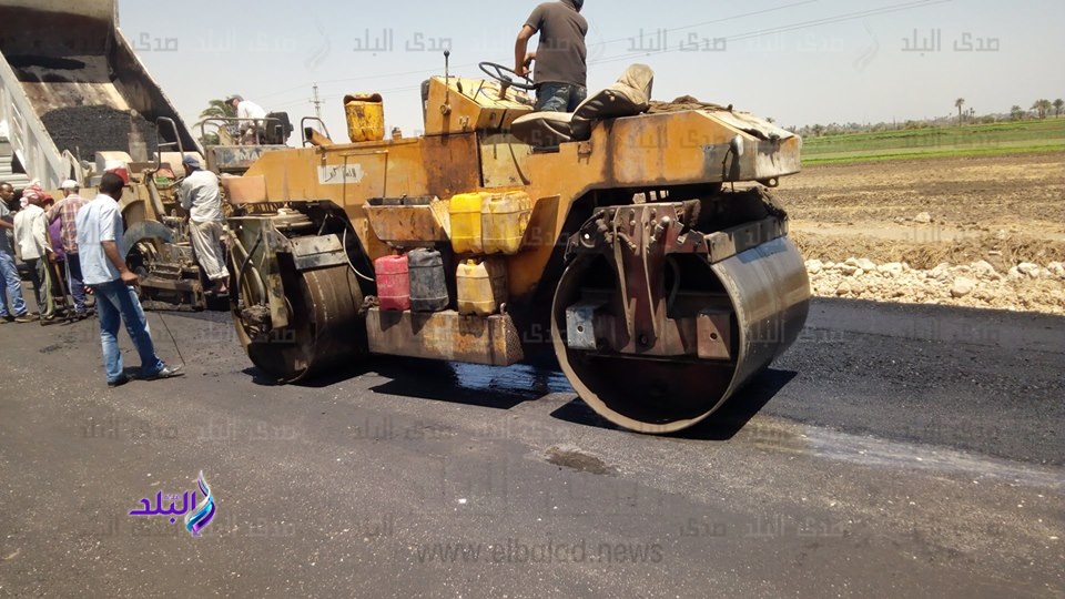 اعمال رصف الشوارع بمركز طما 