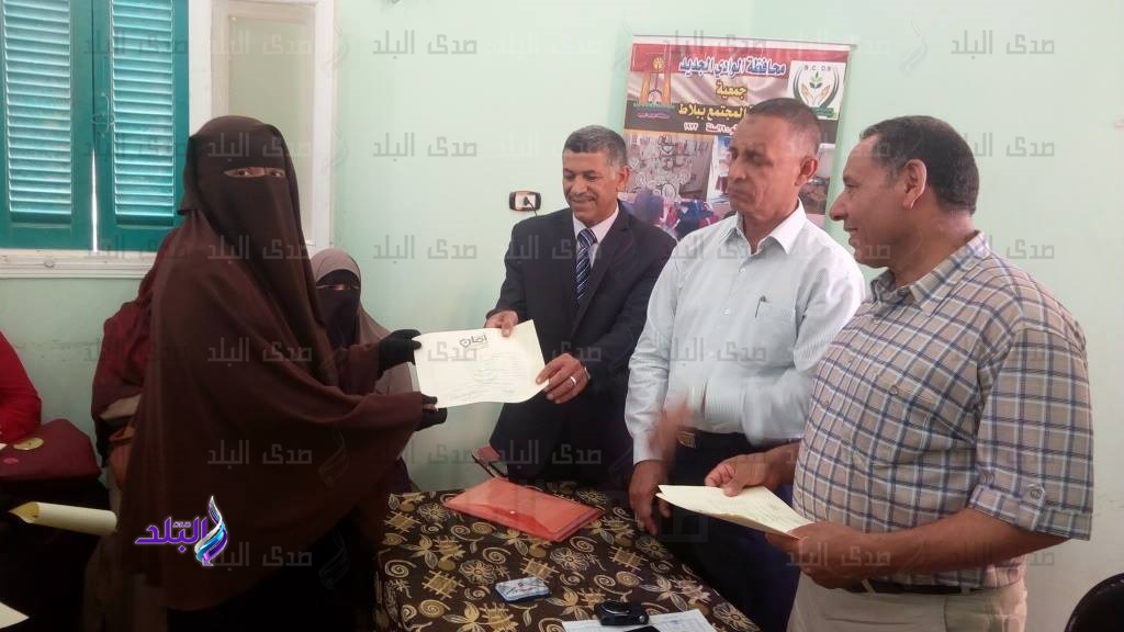 استلام النساء المطلقات والارامل شهادات امان بواحة بلاط