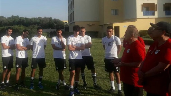 شوقى غريب مع اللاعبين