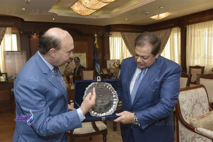 مميش يهدي أبو العينين درع قناة السويس