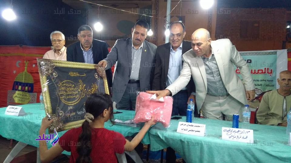 رئيس المحلة يكرم حفظه القرأن الكريم بمركز شباب عياش ببسيون