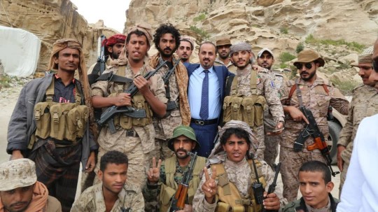 وزير الإعلام اليمني مع الجنود