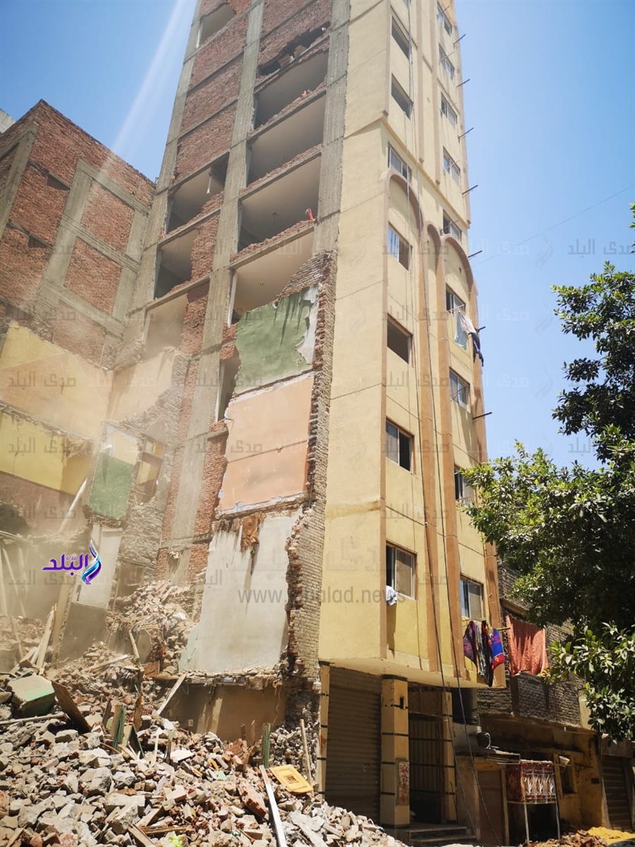 إزالة عقار من 12 طابق بمصر القديمة.. صور