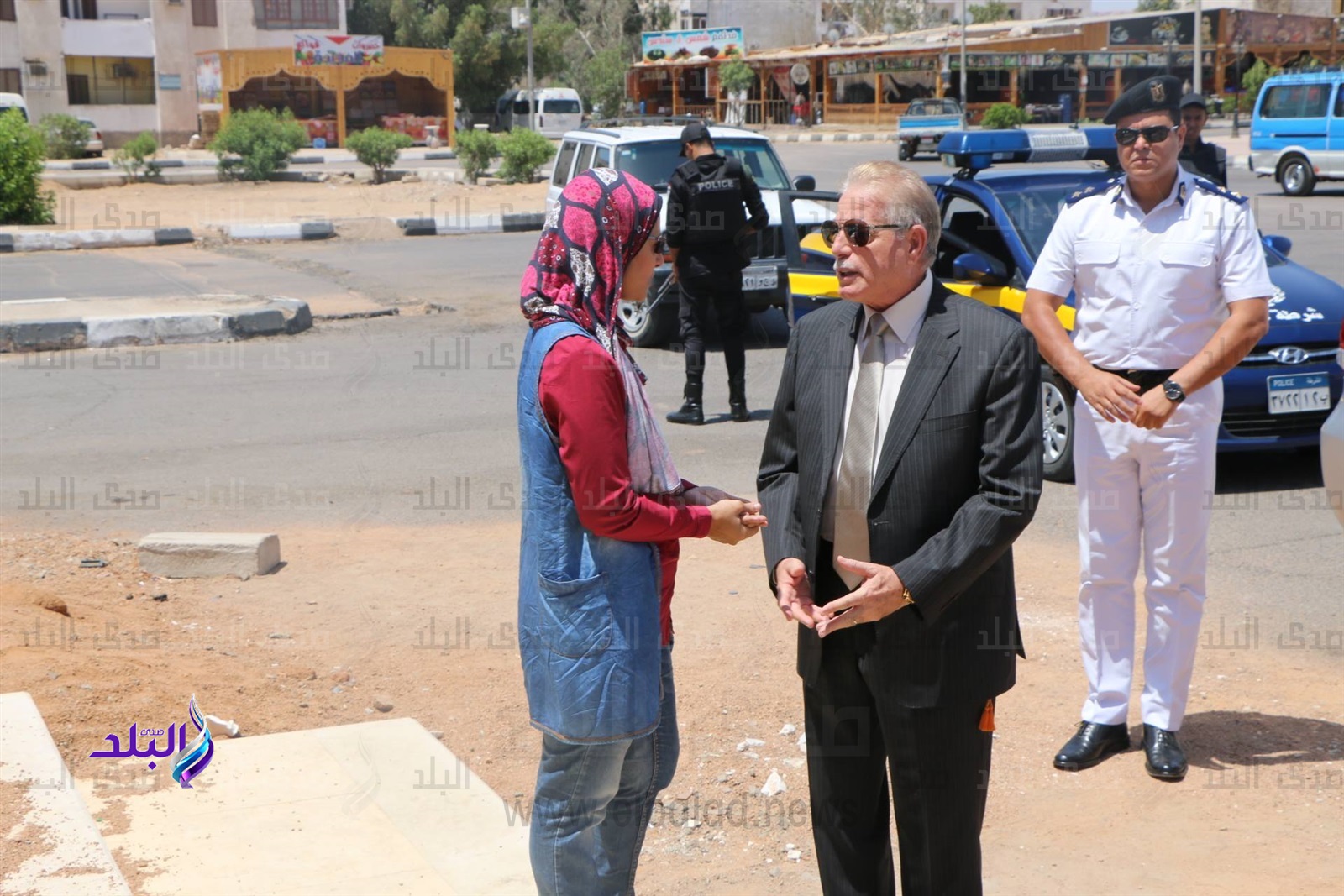 مواطنة تستوقف محافظ جنوب سيناء ويعدها بحل مشكلتها   مواطنة تستوقف محافظ جنوب سيناء ويعدها بحل مشكلتها