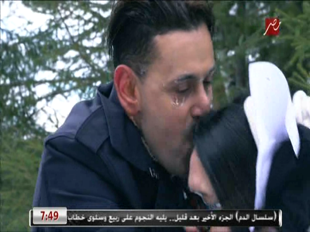 رامز جلال يقبل رأس ديانا حداد رامز جلال يقبل رأس ديانا حداد