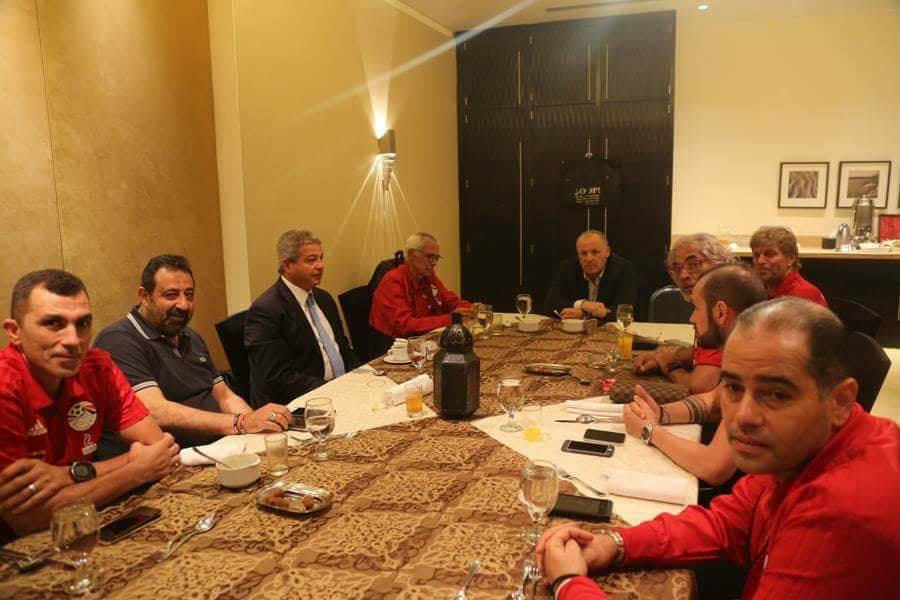 وزير الرياضة مع الجهاز الفنى للمنتخب - صورة أرشيفية