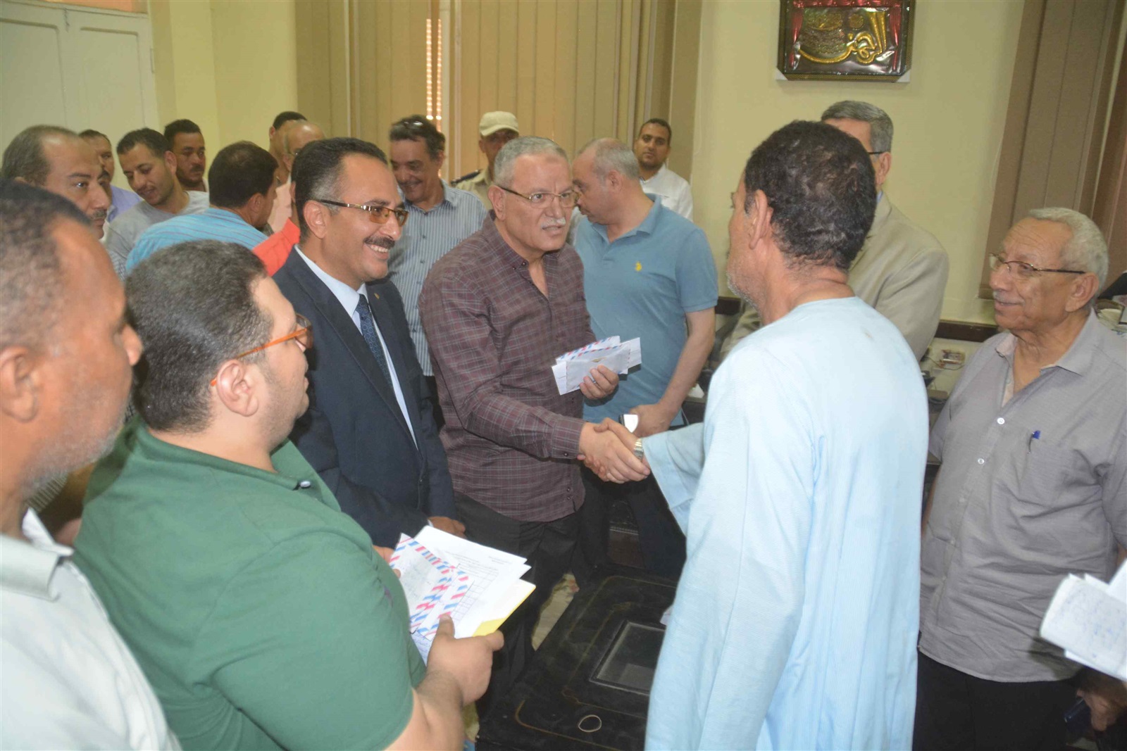 محافظ المنيا يسلم مساعدات مادية لأسر المنازل المنهارة محافظ المنيا يسلم مساعدات مادية لأسر المنازل المنهارة