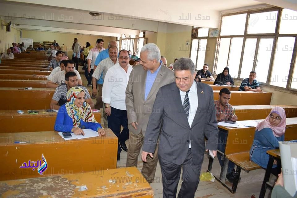 رئيس جامعة بنها يتفقد لجان امتحانات كلية التجارة..صور رئيس جامعة بنها يتفقد لجان امتحانات كلية التجارة..صور