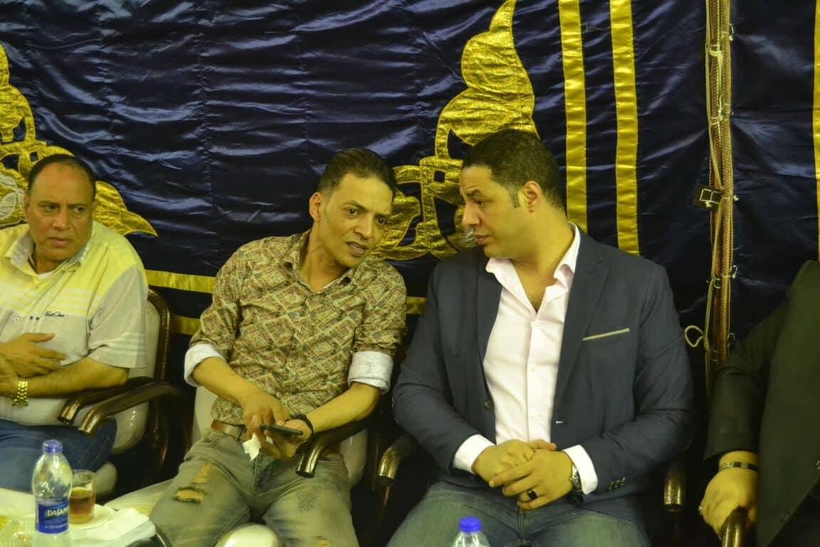 طارق الشيخ وشعبان عبد الرحيم في عزاء مجدى طلعت