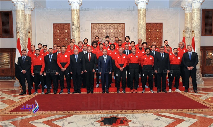الرئيس السيسى يتوسط أعضاء المنتخب الوطنى لكرة القدم
