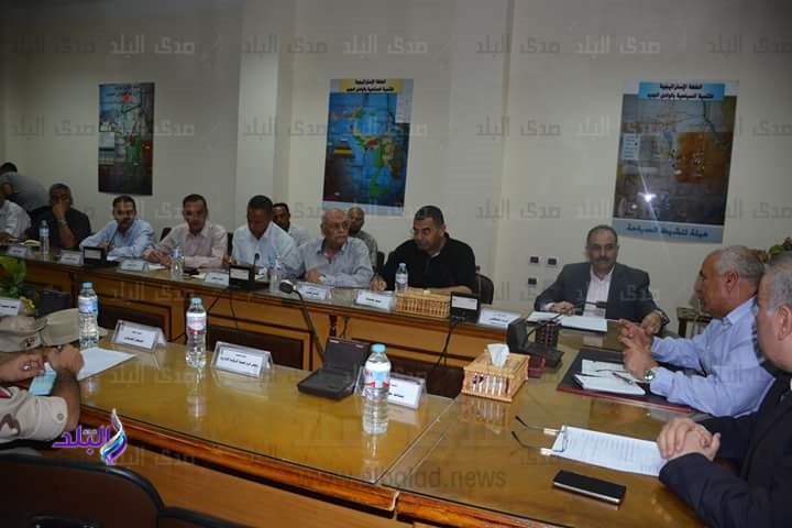 محافظ الوادي يناقش طلبات التقنين المقدمة من المواطنين محافظ الوادي يناقش طلبات التقنين المقدمة من المواطنين