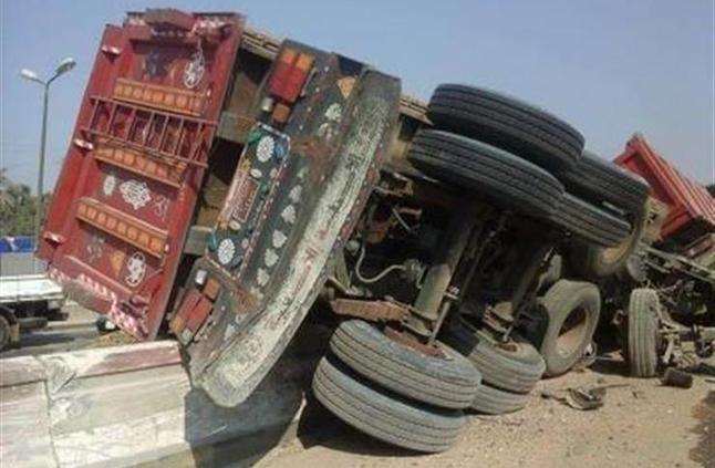 صورة أرشيفية - انقلاب سيارة نقل صورة أرشيفية - انقلاب سيارة نقل