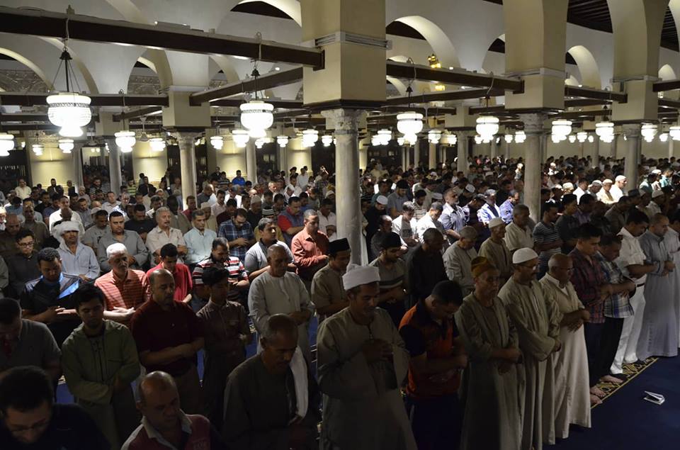 الآلاف يؤدون صلاة التراويح في الجامع الأزهر