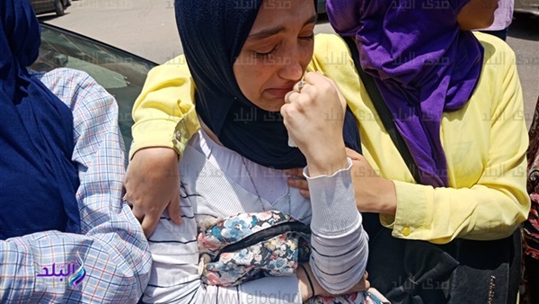 طالبة تبكي لصعوبة امتحان الإنجليزي