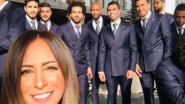 مصممة بدلة المنتخب المصري دعاء حسني مع لاعبي المنتخب 
