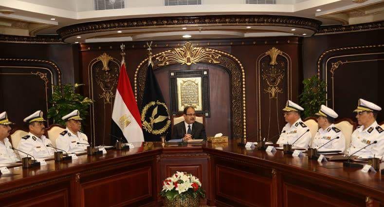 وزير الداخلية خلال اجتماعه مع مساعدية وزير الداخلية خلال اجتماعه مع مساعدية