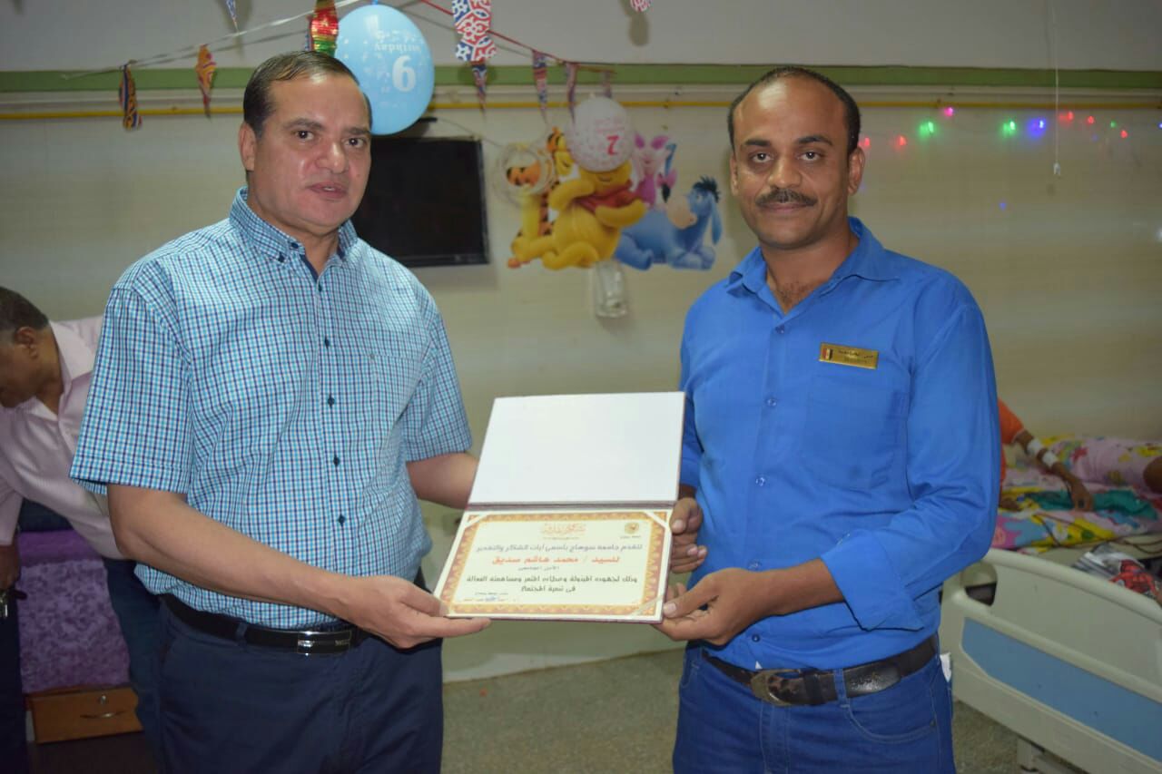 رئيس جامعة سوهاج يكرم معاون أمن بالمستشفي