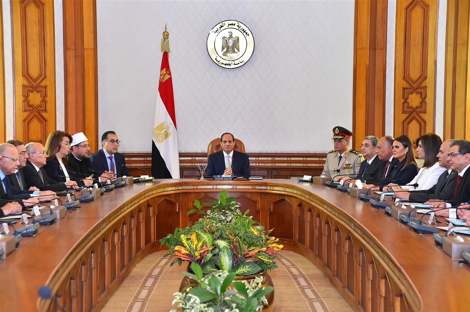 اجتماع الرئيس عبد الفتاح السيي مع الحكومة الجديدة اجتماع الرئيس عبد الفتاح السيي مع الحكومة الجديدة