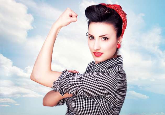 صورة تعبيرية لسيدة تستعرض قوتها