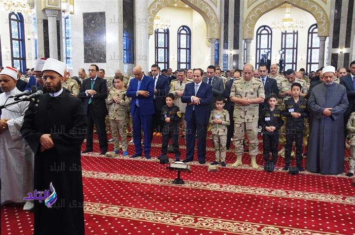 الرئيس السيسي يؤدي صلاة العيد بمسجد المشير