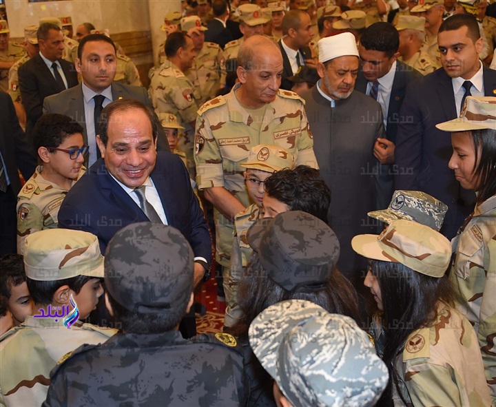 السيسي يصافح أبناء الشهداء