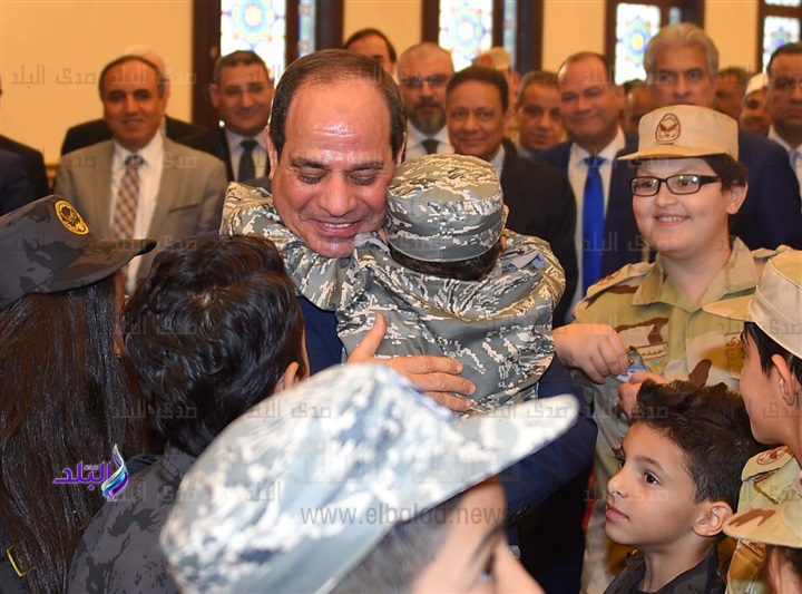 الرئيس السيسي يحتضن أحد أبناء الشهداء