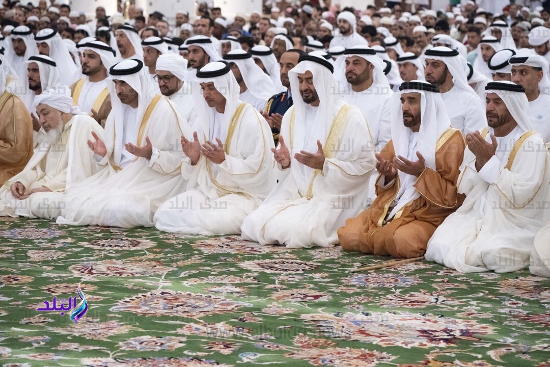 رجال الدولة الاماراتية يؤدون صلاة العيد رجال الدولة الاماراتية يؤدون صلاة العيد