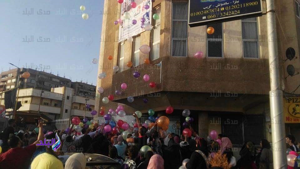 سماء بورسعيد تمطر بالونات سماء بورسعيد تمطر بالونات
