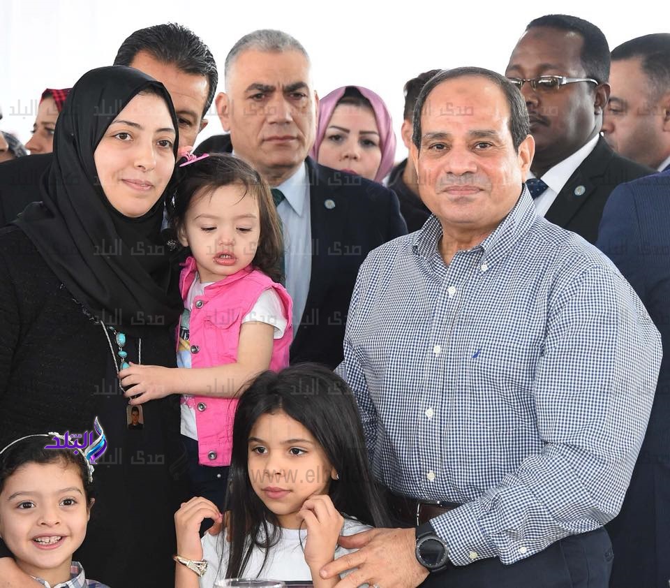 الرئيس السيسى مع أبناء الشهداء