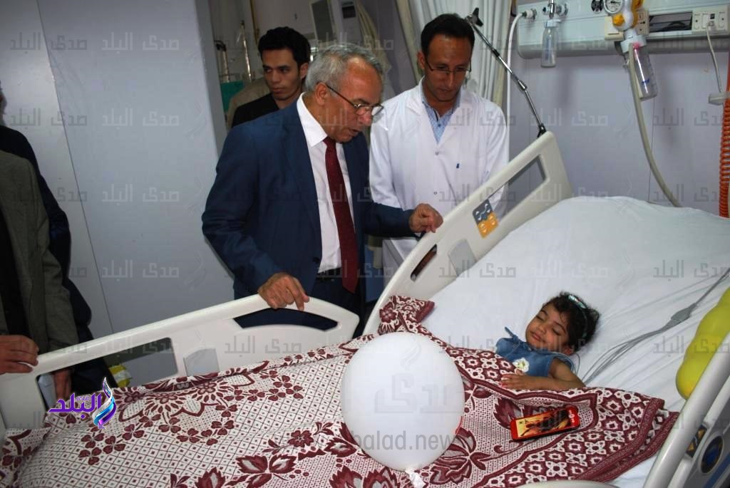 محافظ شمال سيناء يطمئن علي صحة طفلة دار الايتام بالعريش محافظ شمال سيناء يطمئن علي صحة طفلة دار الايتام بالعريش