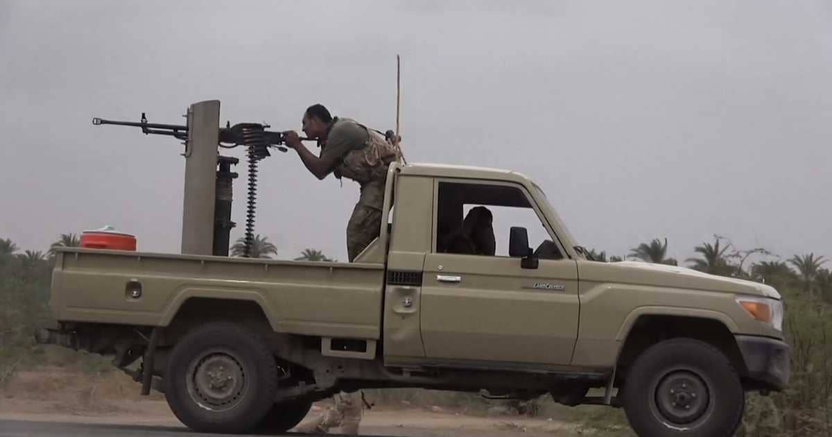  المقاومة اليمنية تسيطر على مطار الحديدة ناريا 