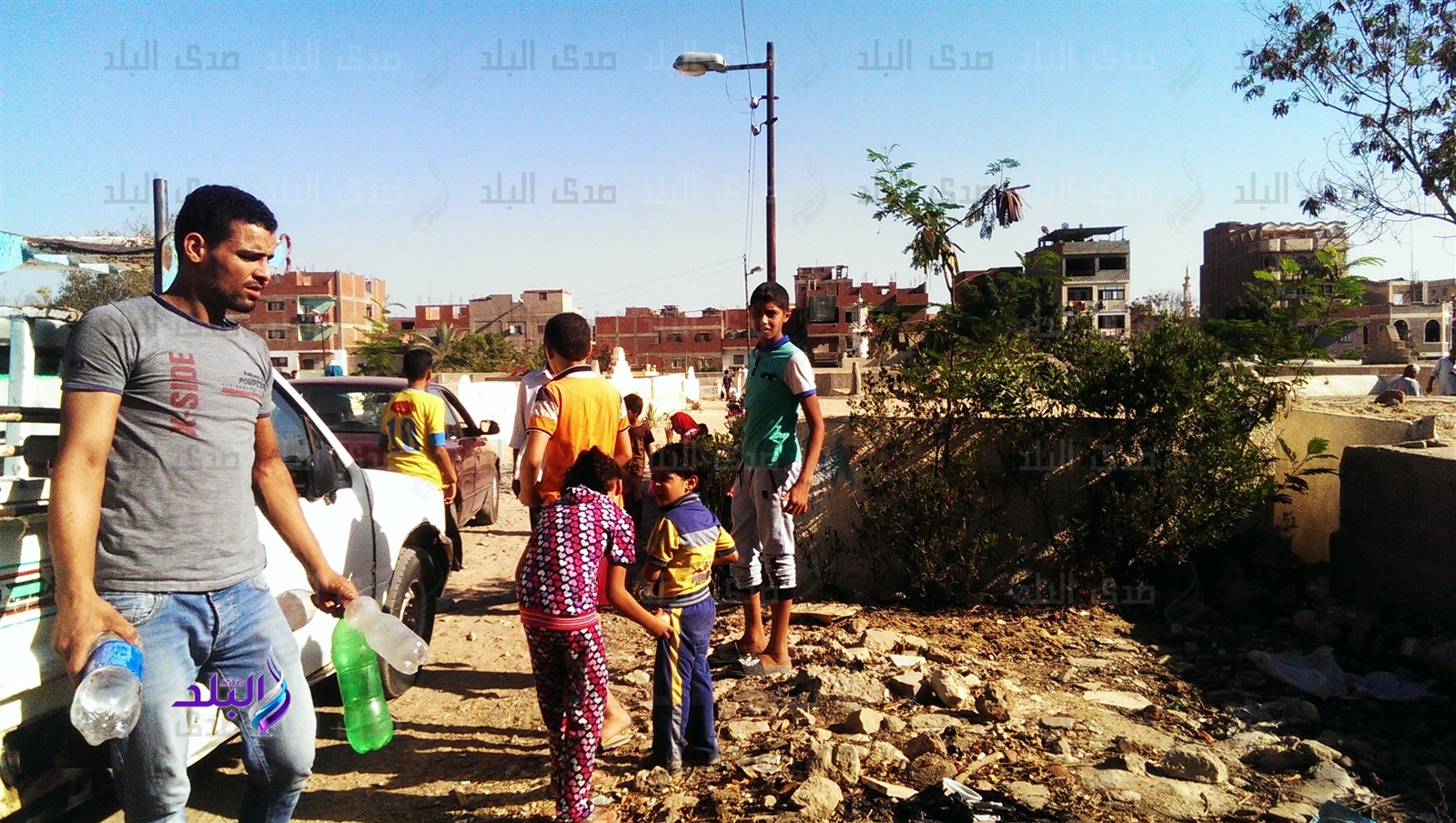 رش المقابر بماء الورد