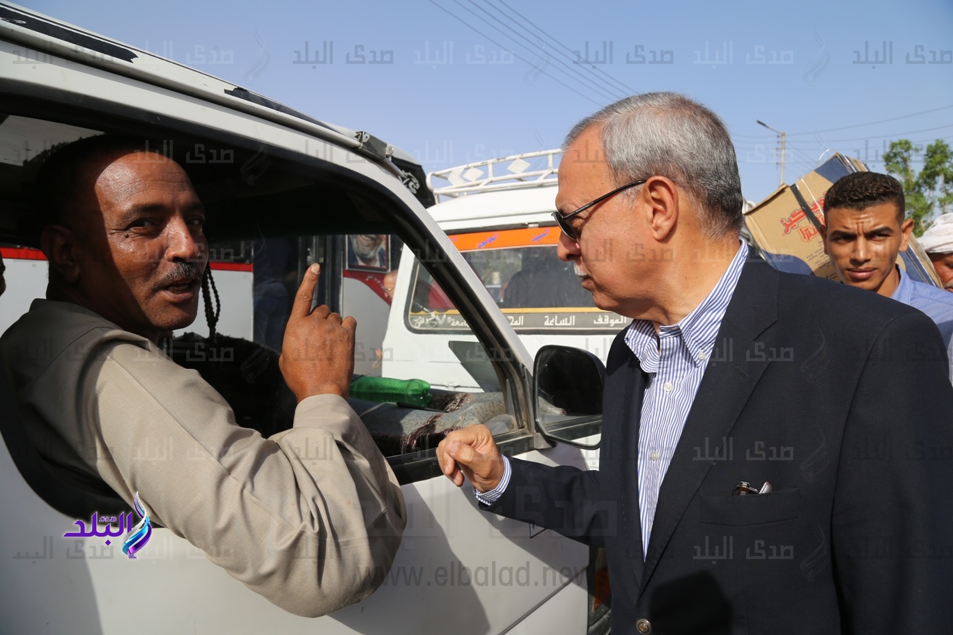 محافظ قنا يواصل جولاته بمواقف السيارات 