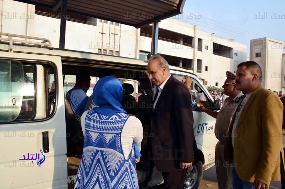 محافظ القليوبية يستقل سيارة لمتابعة تطبيق تعريفة الركوب الجد