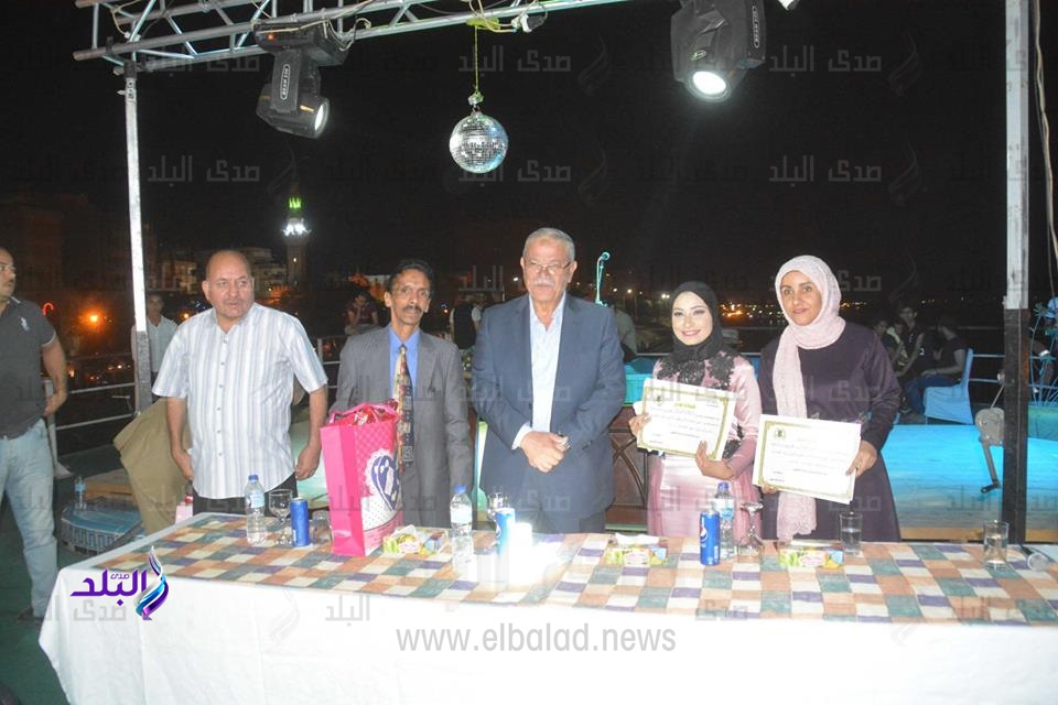 محافظ المنيا يكرم 4 فتيات محافظ المنيا يكرم 4 فتيات