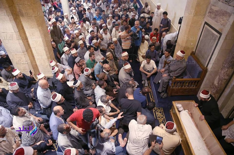 علماء الأزهر يلقون نظرة الوداع علي جثمان أكبر معمر أزهري
