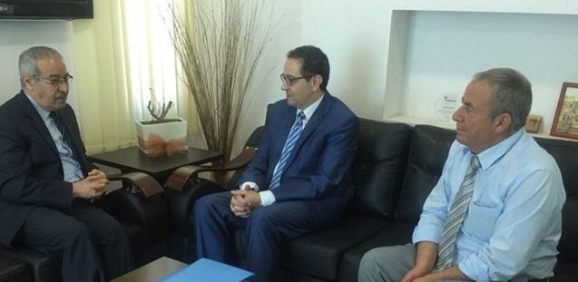 تيسير خالد خلال استقباله السفير المصري في فلسطين تيسير خالد خلال استقباله السفير المصري في فلسطين