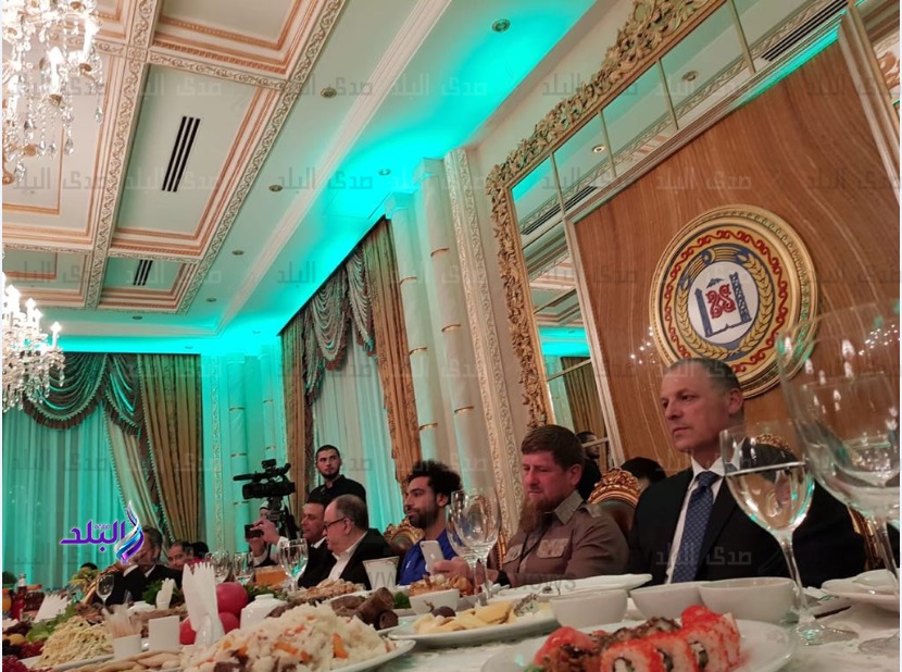 محمد صلاح يجلس بجوار الرئيس الشيشاني خلال حفل العشاء