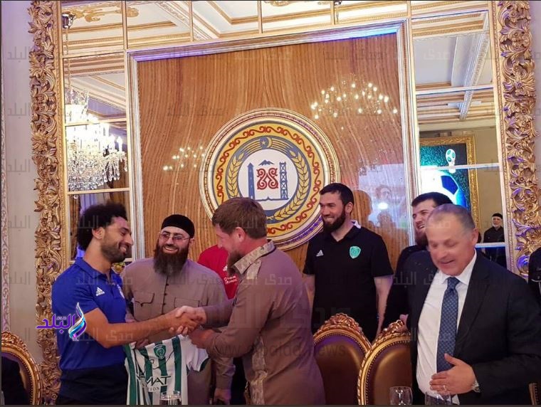 رئيس الشيشان يمنح محمد صلاح المواطنة الفخرية رئيس الشيشان يمنح محمد صلاح المواطنة الفخرية