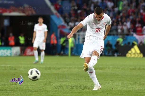 لاعب سويسرا يحتفل بهدف الفوز على صربيا  