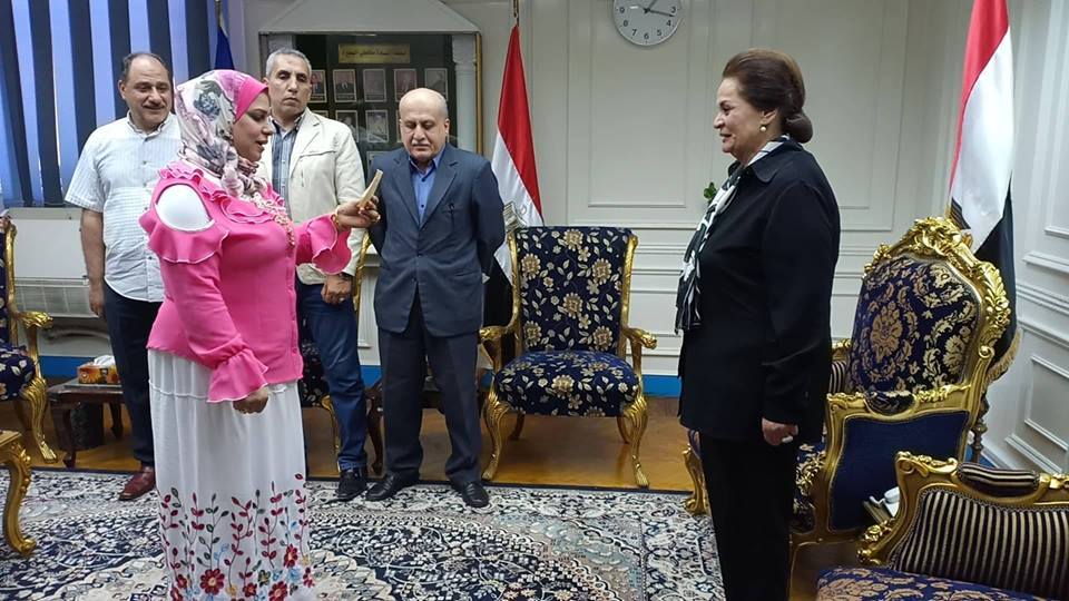 موظفو محافظة البحيرة يؤدون القسم أمام نادية عبده